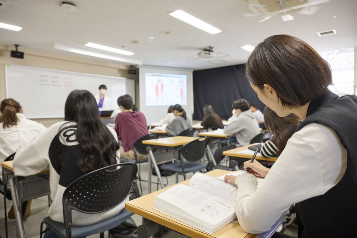 婦人科疾患や不妊治療に役立つ鍼灸の理論を学ぶ授業の様子