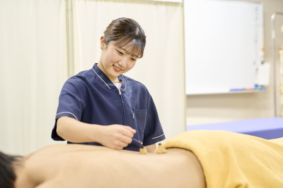 冷えやホルモンバランスの乱れに対応するためのお灸の技術を学ぶ授業